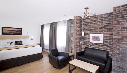 Deluxe King - One King Bed