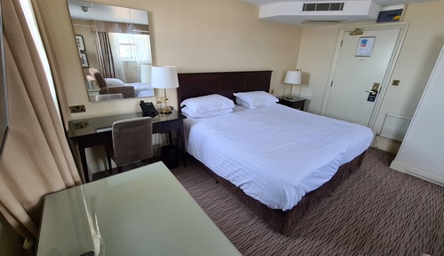 Habitación Premier doble, vistas parciales al mar