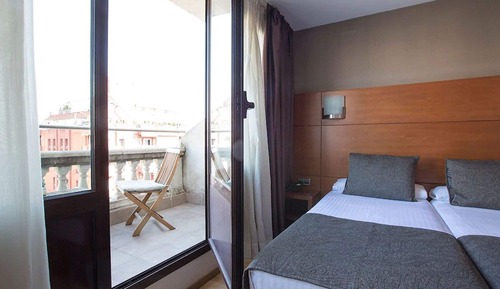 Habitación con 2 camas individuales, balcón