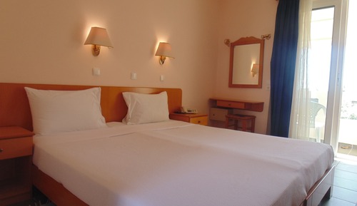 Habitación económica con 1 cama doble o 2 individuales, balcón, vistas al jardín