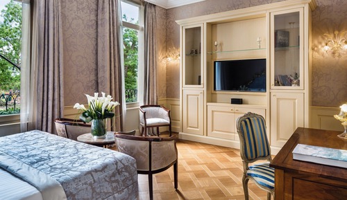 Deluxe Room - Kids & Teens Free