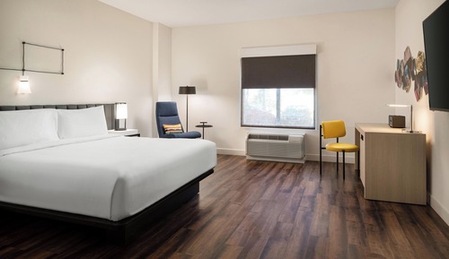 Habitación, 1 cama de matrimonio grande con sofá cama, en esquina (Mobility/Hearing Accessible, Tub)