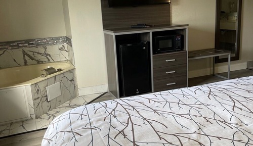 Suite, 1 King Bed Whirl pool, Non Smoking