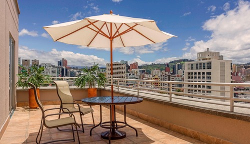 Suite, 1 cama de matrimonio grande, terraza, vistas a la ciudad (Corner)