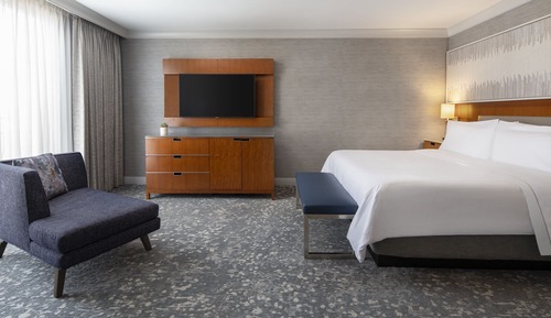 Suite junior, 1 cama de matrimonio grande con sofá cama, vistas al patio, en esquina (Corner)