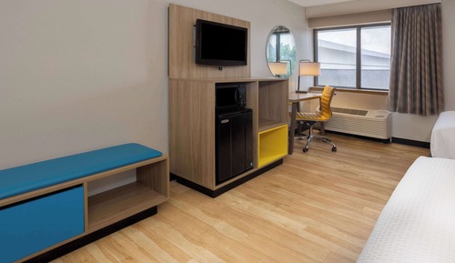 Habitación, 2 camas dobles, no fumadores (Mobility Accessible, Roll In Shower)