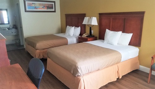 Habitación, 2 camas de matrimonio, frigorífico y microondas