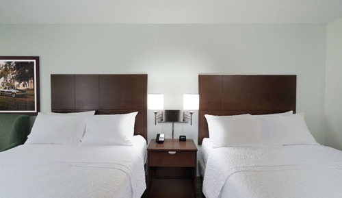 Habitación, 2 camas de matrimonio, accesible para personas con discapacidad, bañera (Pool View)