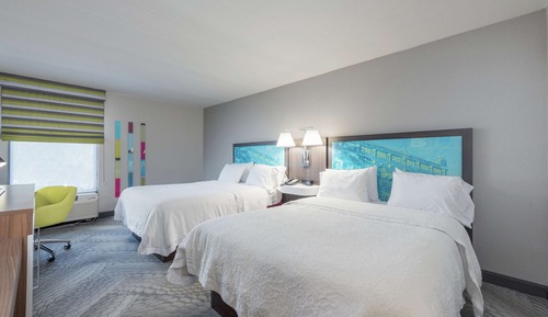 Habitación, 2 camas de matrimonio, accesible para personas con discapacidad (Roll-In Shower)