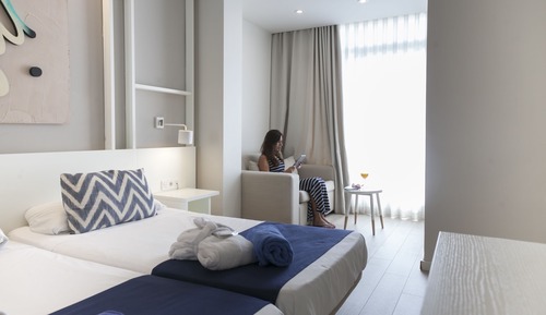 Habitación doble, vistas a la piscina (Avantgarde)