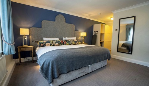 Casa superior, 1 cama de matrimonio grande, no fumadores, vistas al patio