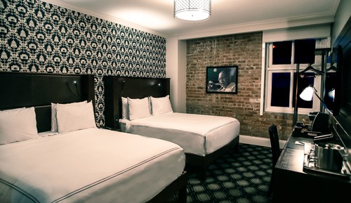 2 Queen Beds, Small Room