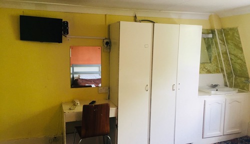 Habitación básica con 2 camas individuales, baño compartido