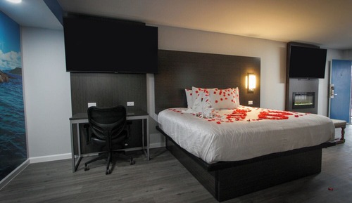 Honeymoon Suite w/ JettedTub Non-Smoking