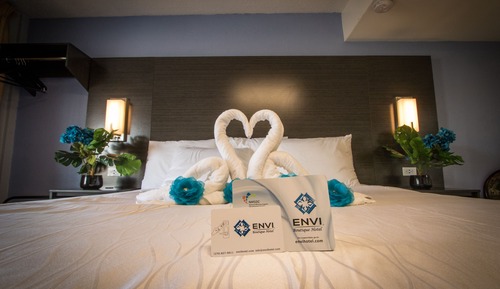 King Bed w/ JettedTub Smoking