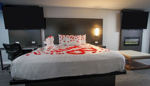 Luxury Suite: King Bed Smoking