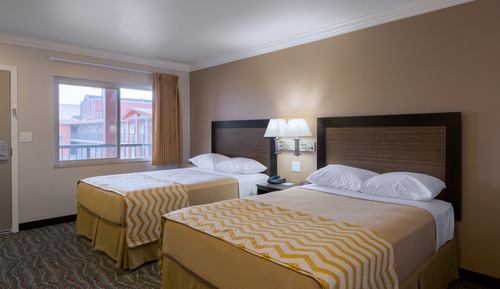 Habitación, varias camas, accesible para personas con discapacidad (Mobility, Tub w/Grab Bars)