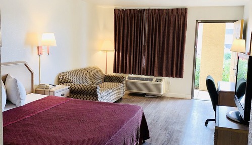 Basic Room, 1 King Bed, Non Smoking