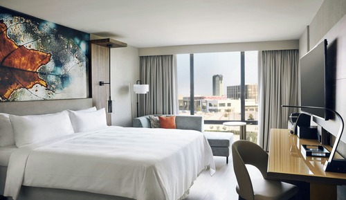 Habitación, 1 cama de matrimonio grande (Mobility/Hearing Accessible, Tub)