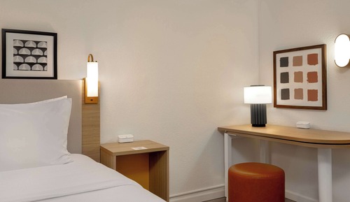 Habitación, 1 cama de matrimonio grande (Mobility & Hearing, Roll-in Shower)