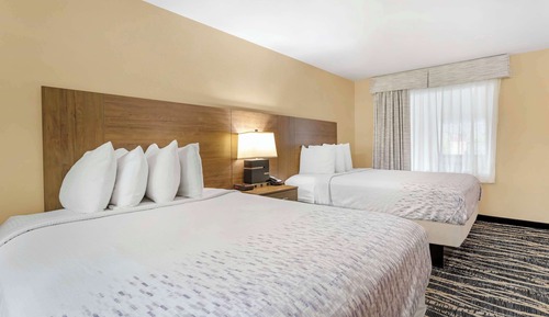 Habitación estándar, 2 camas de matrimonio, frigorífico y microondas, vistas a la montaña