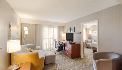 Suite estándar, varias camas (One Bedroom - Pool View)