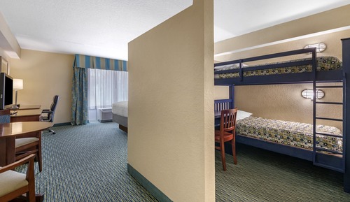 Suite, varias camas, vistas a la piscina (Kid)