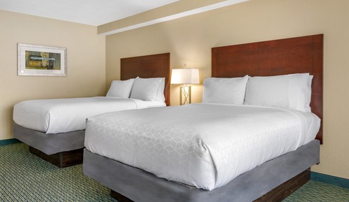 Habitación estándar, 2 camas de matrimonio (Communications, Roll-In Shower)