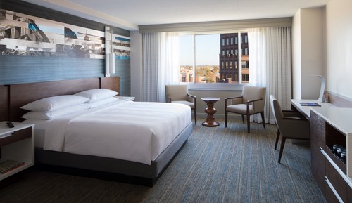 Suite junior, 1 cama de matrimonio grande, en esquina (Mobility/Hearing Access, Roll-in Shwr)