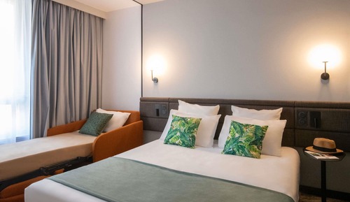 Habitación superior, varias camas, vistas al jardín