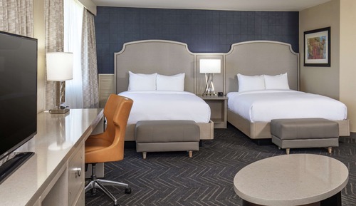 Habitación, 2 camas de matrimonio (Mobility & Hearing, Roll-in Shower)