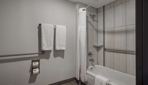 Habitación, 2 camas de matrimonio, accesible para personas con discapacidad (Roll-in Shower)