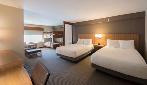 Habitación familiar, accesible para personas con discapacidad (2 Queen Beds, Sofa Bed)