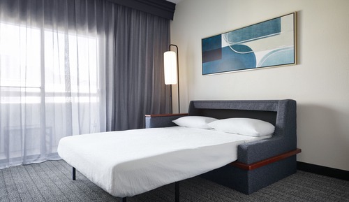 Habitación, 1 cama de matrimonio grande con sofá cama (Mobility/Hearing Access, Roll-In Shwr)