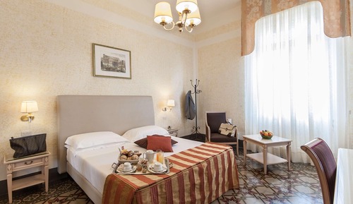 Camera con letto matrimoniale o 2 letti singoli (su richiesta) vista mare parziale