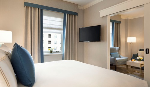 Suite junior, 1 cama de matrimonio grande (Tub with Grab Bars Hearing Accessible)