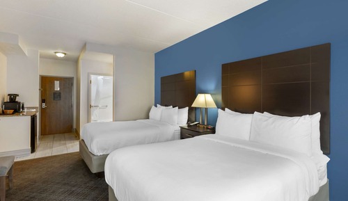 Suite, no fumadores (2 Double Beds, Efficiency, Upgrade)