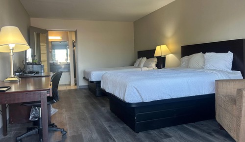 Habitación, 2 camas de matrimonio, no fumadores (Mobility, Roll-in Shower)