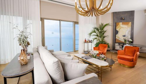 Infinity Suite (Urban Chic Lounge Access)