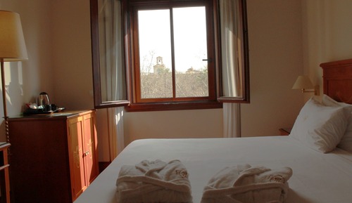 Habitación clásica con 1 cama doble o 2 individuales, vistas a la ciudad