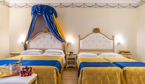 Quintuple room