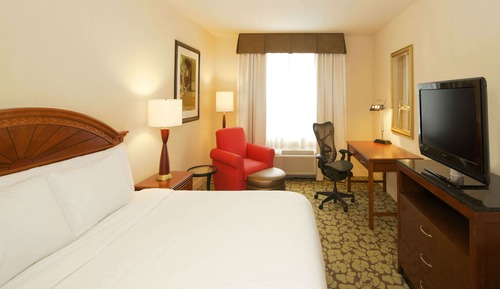 Habitación, 1 cama de matrimonio grande, bañera de hidromasaje (Mobility, Roll-in Shower)