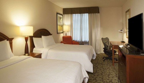 Habitación, 2 camas de matrimonio, accesible para personas con discapacidad, bañera (Mobility)