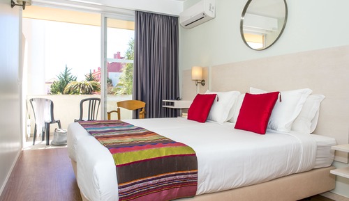 Habitación con 1 cama doble o 2 individuales, balcón (Pool or Garden View)