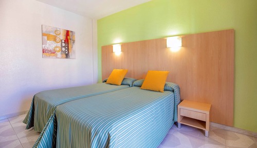 Habitación doble, balcón, vistas a la ciudad (3 Adults + 1 Child)