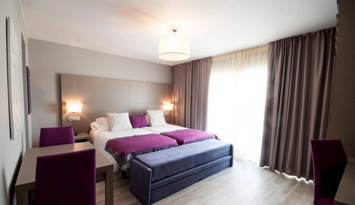 Estudio superior, 1 cama doble o 2 individuales, cocina básica