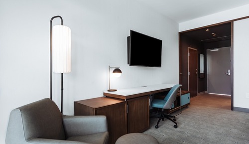 Habitación, 1 cama de matrimonio grande con sofá cama, balcón, vistas a la piscina (Balcony)