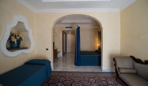 Habitación cuádruple Deluxe, vistas parciales al mar