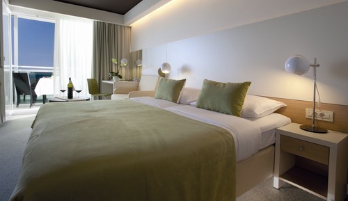 Habitación familiar, balcón, vistas parciales al mar