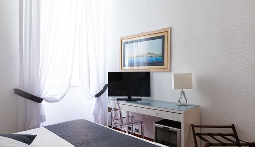 Habitación doble superior, vistas parciales al mar